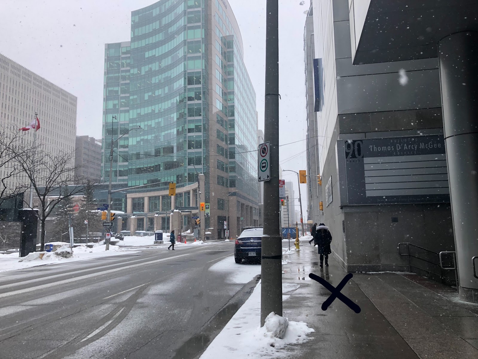 Centre-ville d’Ottawa (au coin nord-est des rues Queen et Metcalfe, devant l’immeuble Darcy McGee)
